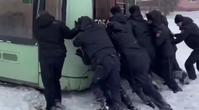 Из-за мощного снегопада в Беларуси задерживаются поезда и общественный транспорт