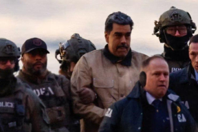 Венесуэла-США. Мадуро в наручниках доставили в суд. По улицам Каракаса протащили памятник другу Лукашенко