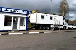 Российские пограничники продолжают фиксировать паспортные данные всех, кто пересекает границу Беларуси и России