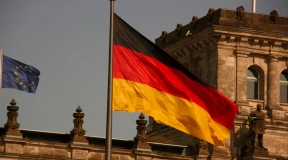 «Когда досье Штази были открыты после падения Стены, люди обнаружили, что за ними следили мужья, жены и лучшие друзья»