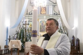 Конвейер репрессий. Ксендза Генриха Околотовича вернули в колонию. Плюс 20 политзаключенных. В Беларуси заблокировали сайты проекта «Правозащитники против пыток» и российского «Мемориала»